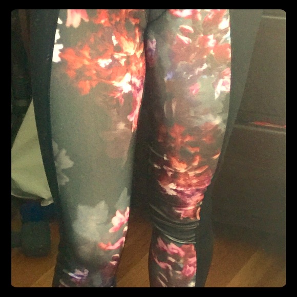 *RARE* Lululemon floral wunder under pants sz4