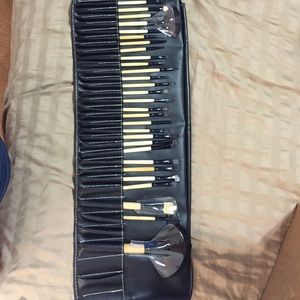 Makeup brushes (eyes and lips)