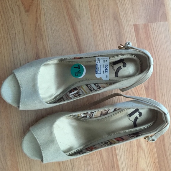 Pump heels open toes