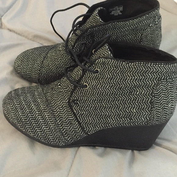 TOMS Shoes - Toms wedge back and white pattern shoes