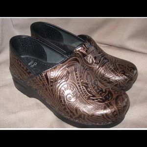 Dansko Brown Tooled Clog 38 Excellent Condition