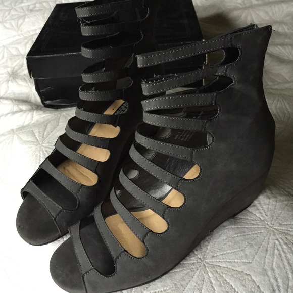 Deena & Ozzy Strapped Wedge boot; size 8