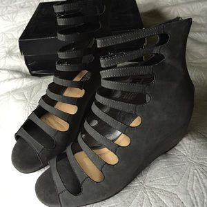 Deena & Ozzy Strapped Wedge boot; size 8