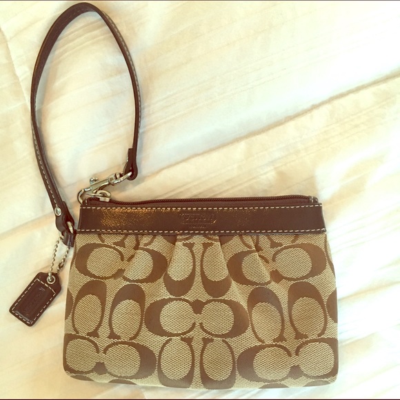 COACH wristlet 💯 AUTHENTIC