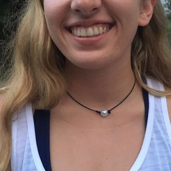 Dark brown leather and pearl necklace - Picture 2 of 3