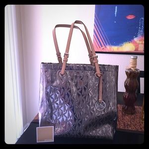 💯 Authentic Michael Kors JET SET Metallic tote.