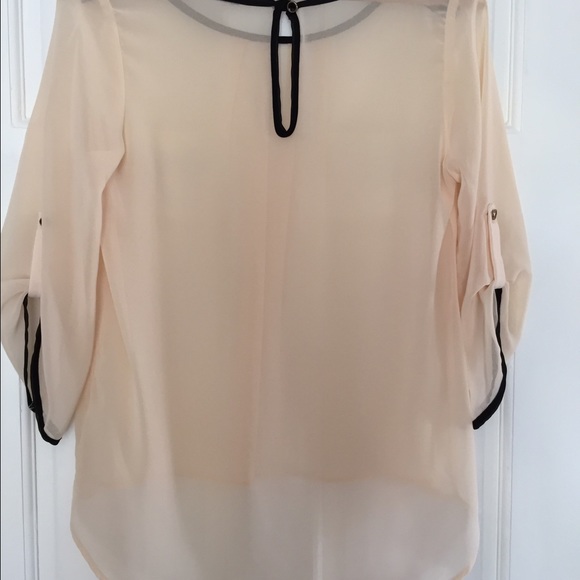 Sheer top with button up sleeves - Picture 3 of 4