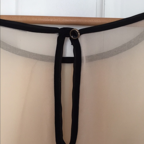 Sheer top with button up sleeves - Picture 4 of 4