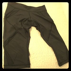 Lululemon black crop bottoms with mesh on side