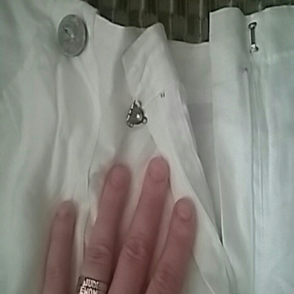 White linen shorts - Picture 2 of 2