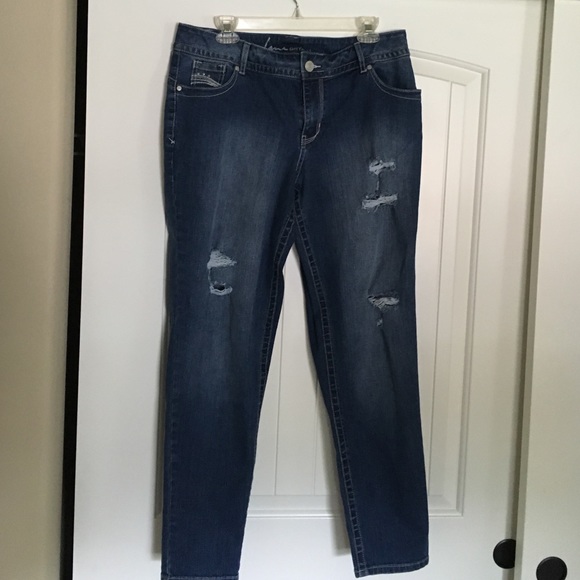🎉NWOT Skinny Distressed Jeans 🎉