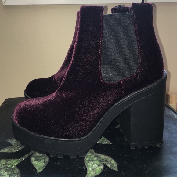 Platform divided shoes