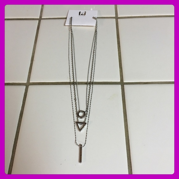🚨Clearance!🚨 🌟Beautiful Silver Shapes Necklace! - Picture 2 of 3