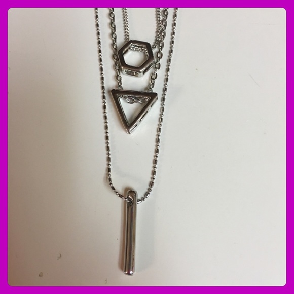 🚨Clearance!🚨 🌟Beautiful Silver Shapes Necklace! - Picture 3 of 3