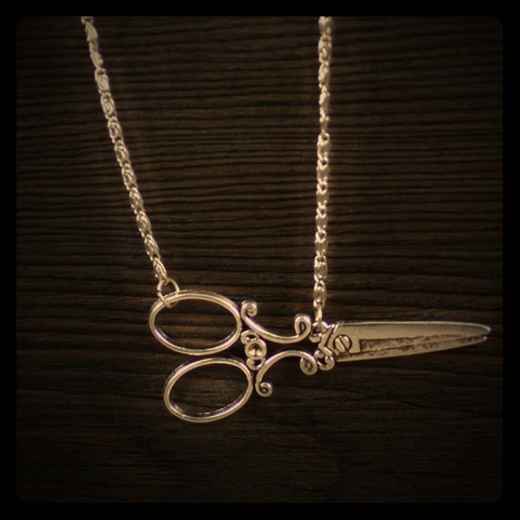 NWOT Vintage style scissors necklace!!