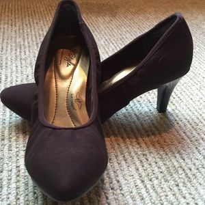 NWOT SoftStyles brown pumps