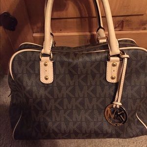 **final mark down**.        MK purse