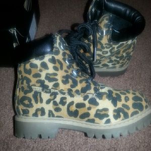 Toddler girls Timberland like cheetah boots 8c