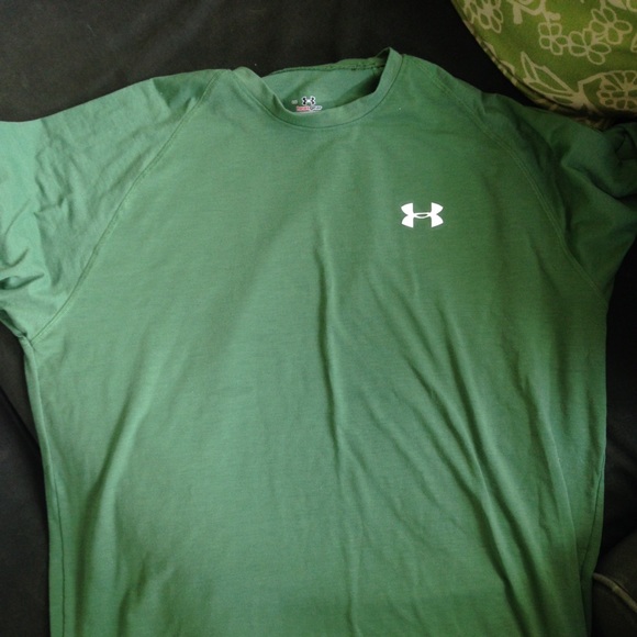 Under armour workout shirt in great condition