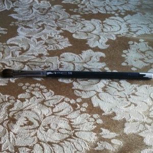 MAC 275 ANGLED EYE SHADING BRUSH