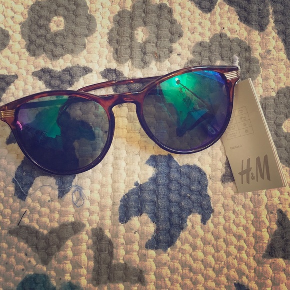 H&M sunglasses- never worn- new with tag.