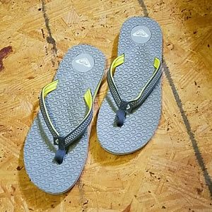 New Roxy flip flops sz 9