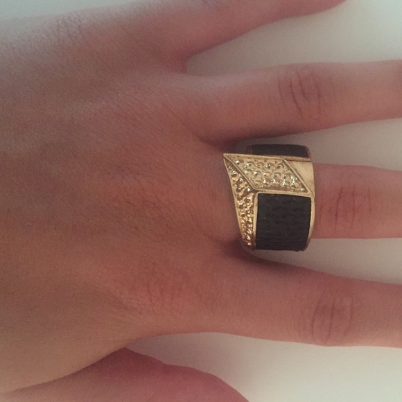 Black ring - Picture 3 of 3