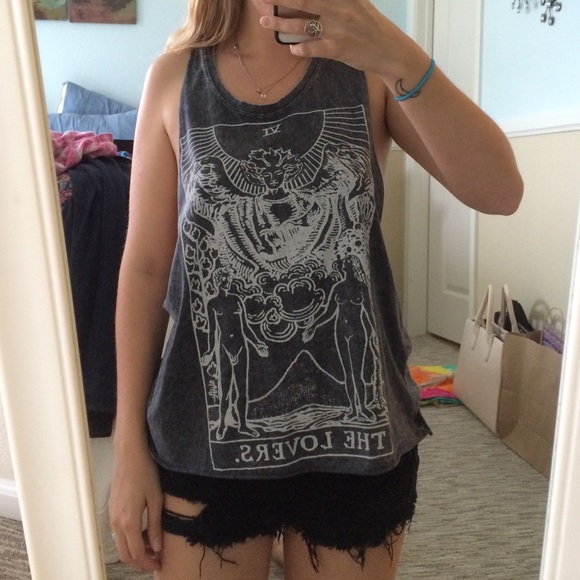 SALE‼️ Gray graphic tee with low side scoops