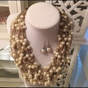Multi-strand Pearl choker