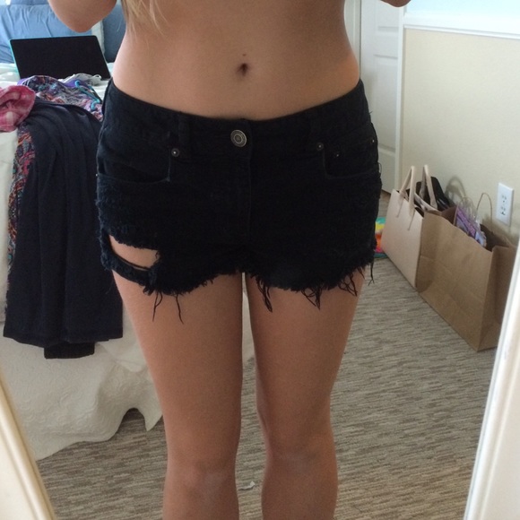 Super cute torn denim black short shorts