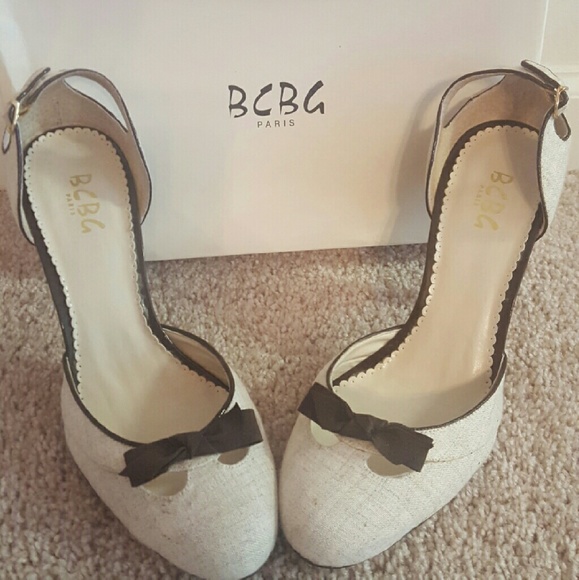 BCBG linen & patent leather pumps