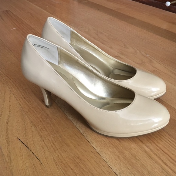NWOT Kelly & Katie Nude Pumps
