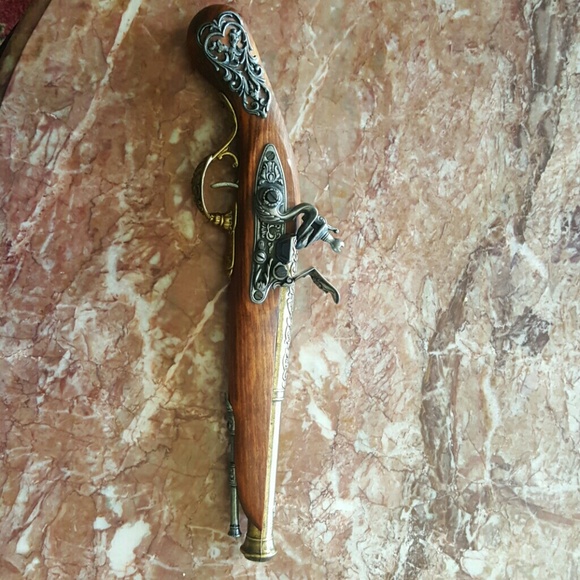 Antique gun (not real) - Picture 1 of 4