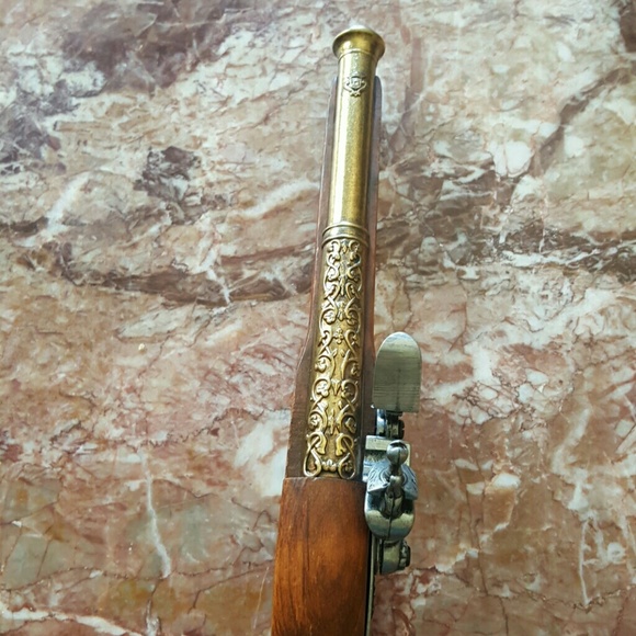 Antique gun (not real) - Picture 2 of 4