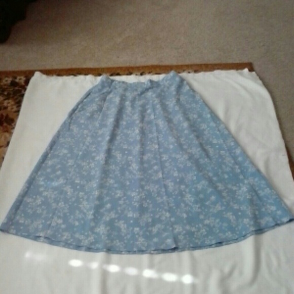 Leslie Fay Blue and White Floral Long Skirt. 12