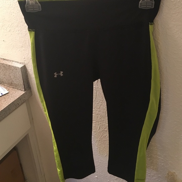 ❣3.99 shipping❣UA capri tights