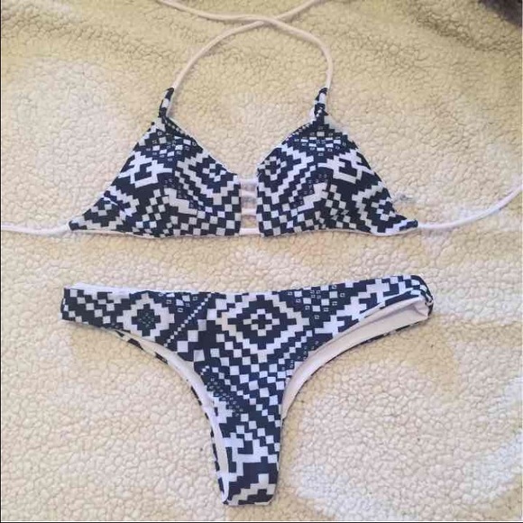 Brand new reversible patterned bikini - Picture 2 of 3