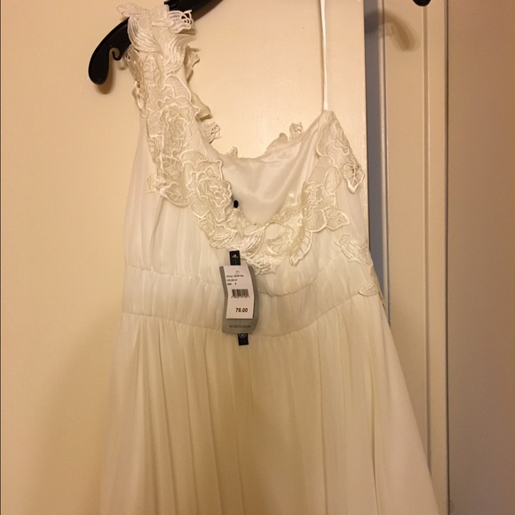 One shoulder White dress with floral attachments - Picture 4 of 7