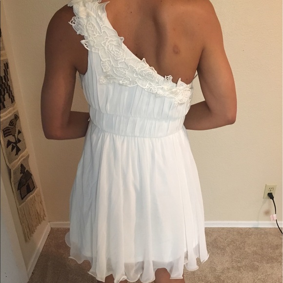 One shoulder White dress with floral attachments - Picture 7 of 7