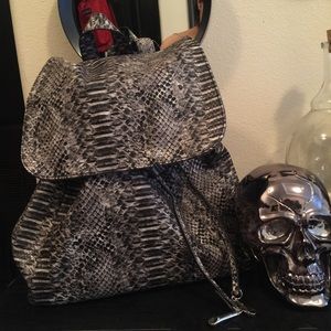 🌸 Faux snake skin backpack