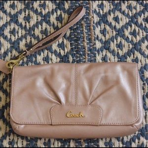 Coach clutch wrislet