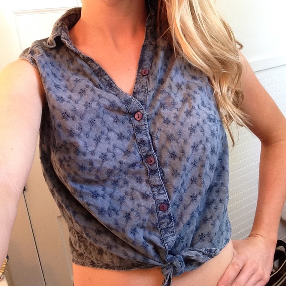 Cute blue tie in the front sleeveless shirt