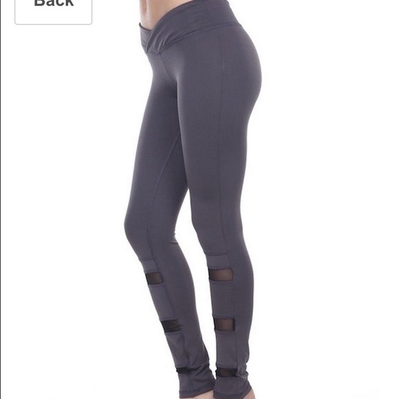 🎉 HOST PICK Charcoal mesh accent leggings New S - Picture 3 of 4