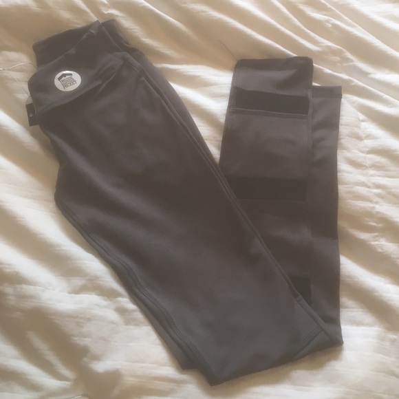 🎉 HOST PICK Charcoal mesh accent leggings New S - Picture 4 of 4