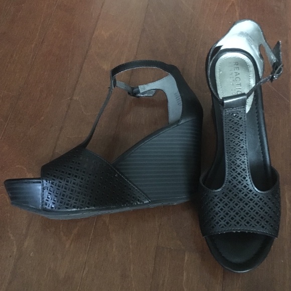 Kenneth Cole black wedge - Picture 2 of 4