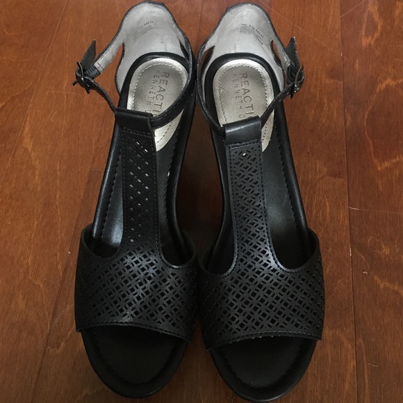 Kenneth Cole black wedge - Picture 4 of 4