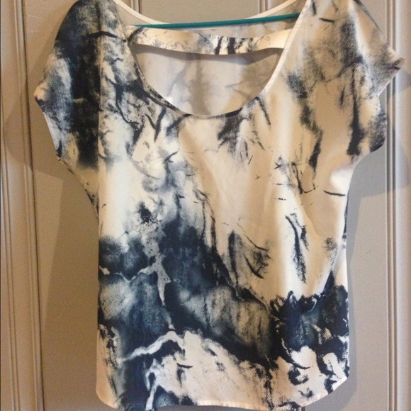 Short Sleeve Blouse - Picture 2 of 3