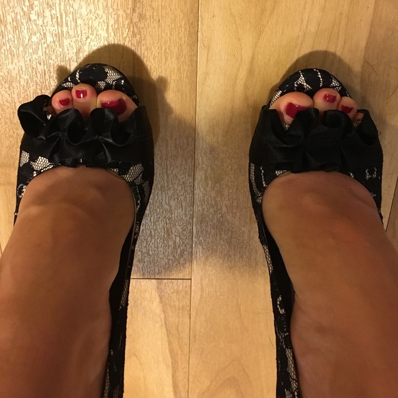 Carlos Santana Black and White Lace Peep Toe Pump!