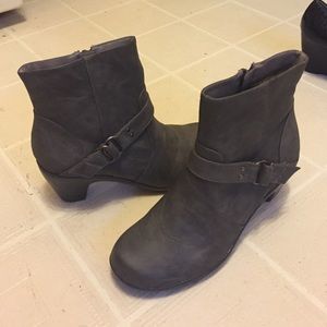Life Stride gray ankle boots