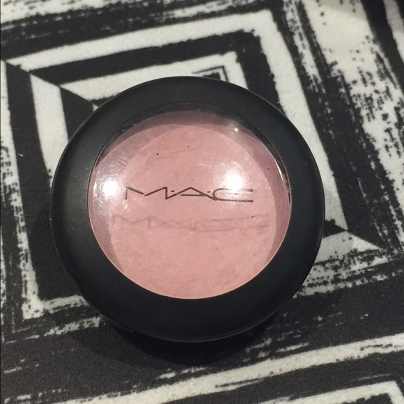 MAC LE cream color base in fantastic plastic